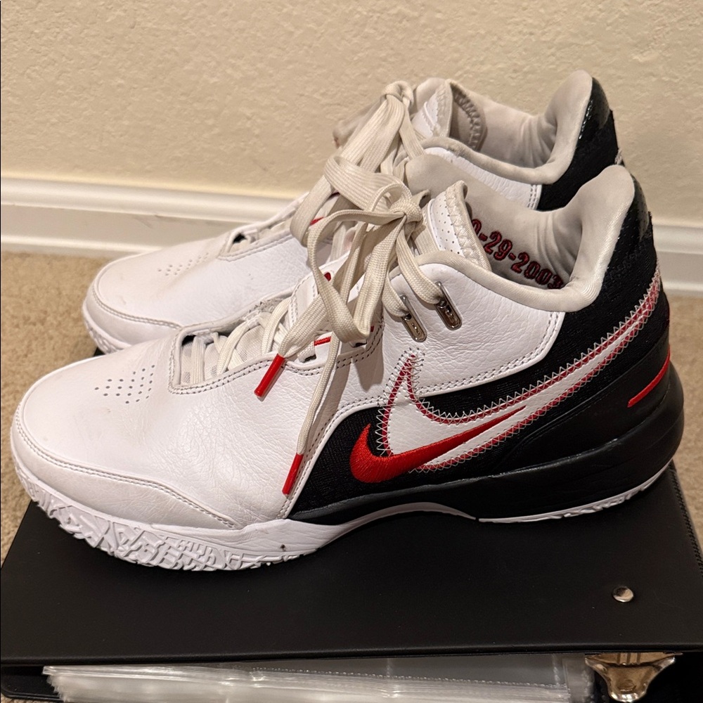 Nike Men's White and Black Athletic Shoes